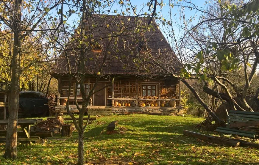 Casa de Lemn mutată în livada de pe deal, într-o zi de toamnă