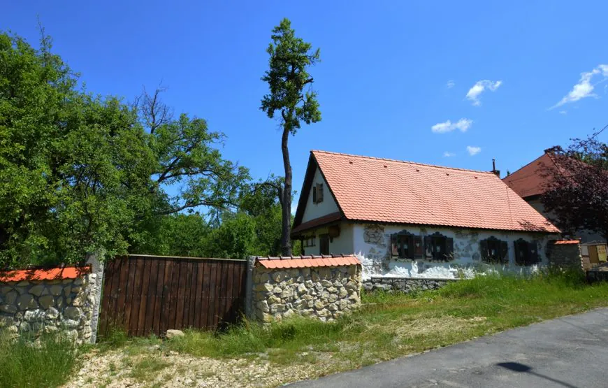 Casă tradițională din piatră cu acoperiș de țiglă, la Casa Olarului